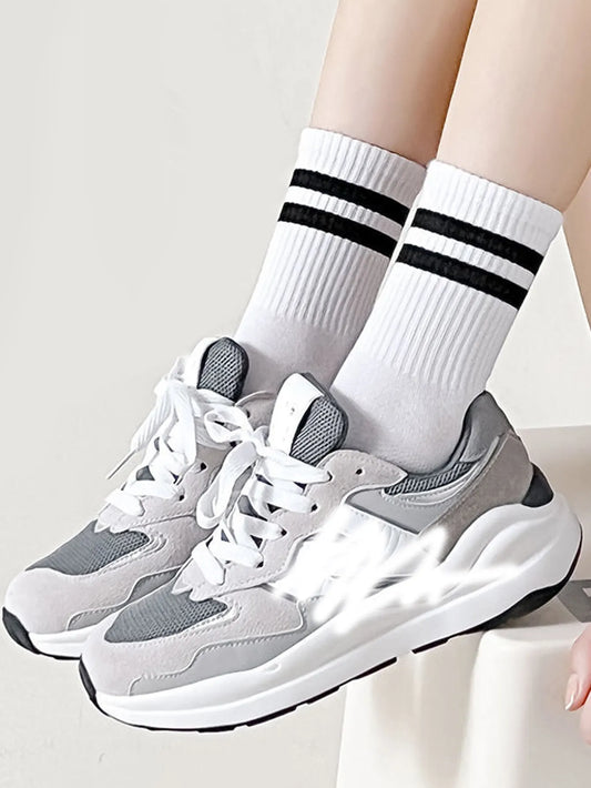 Lot de 6 paires de chaussettes hautes mi-mollet pour femme, noir et blanc pur, avec rayures parallèles, populaires et absorbantes.