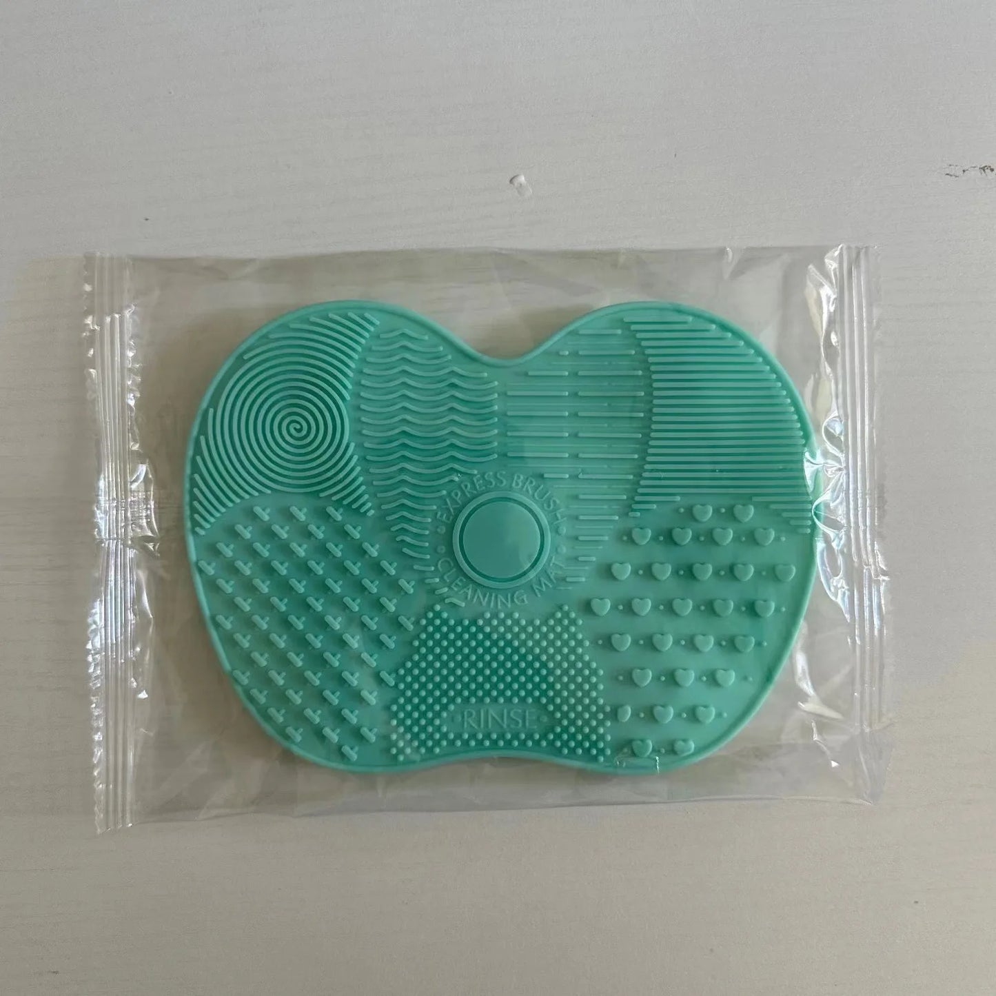 Apple Shaped Silicone Makeup Brush Cleaning Pad-Efficient & Portable & Reusable Makeup Brush Cleaning Mat With Suction Cup
