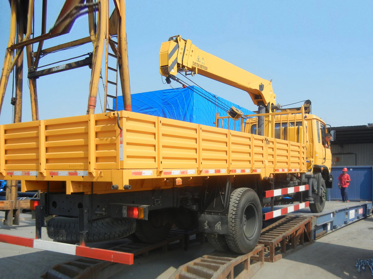 Official Mobile Self Loading Flatbed Truck With 8 Ton Boom Crane SQ8SK3Q Match All Kinds of Brand Chassis