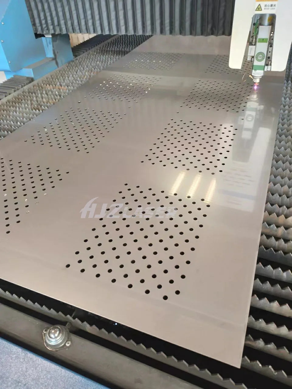 Metal Laser Cutter CNC Fiber Laser Cutting Machine Sheet Metal 3000w