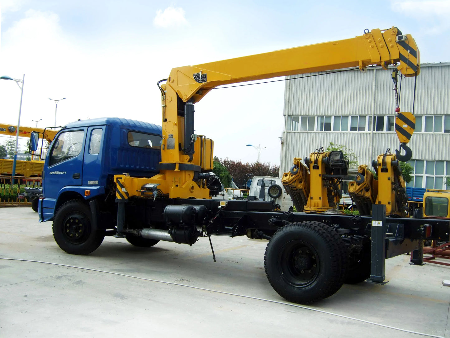 Official Mobile Self Loading Flatbed Truck With 8 Ton Boom Crane SQ8SK3Q Match All Kinds of Brand Chassis