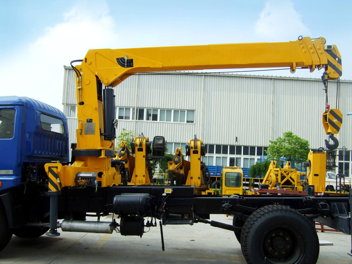 Official Mobile Self Loading Flatbed Truck With 8 Ton Boom Crane SQ8SK3Q Match All Kinds of Brand Chassis