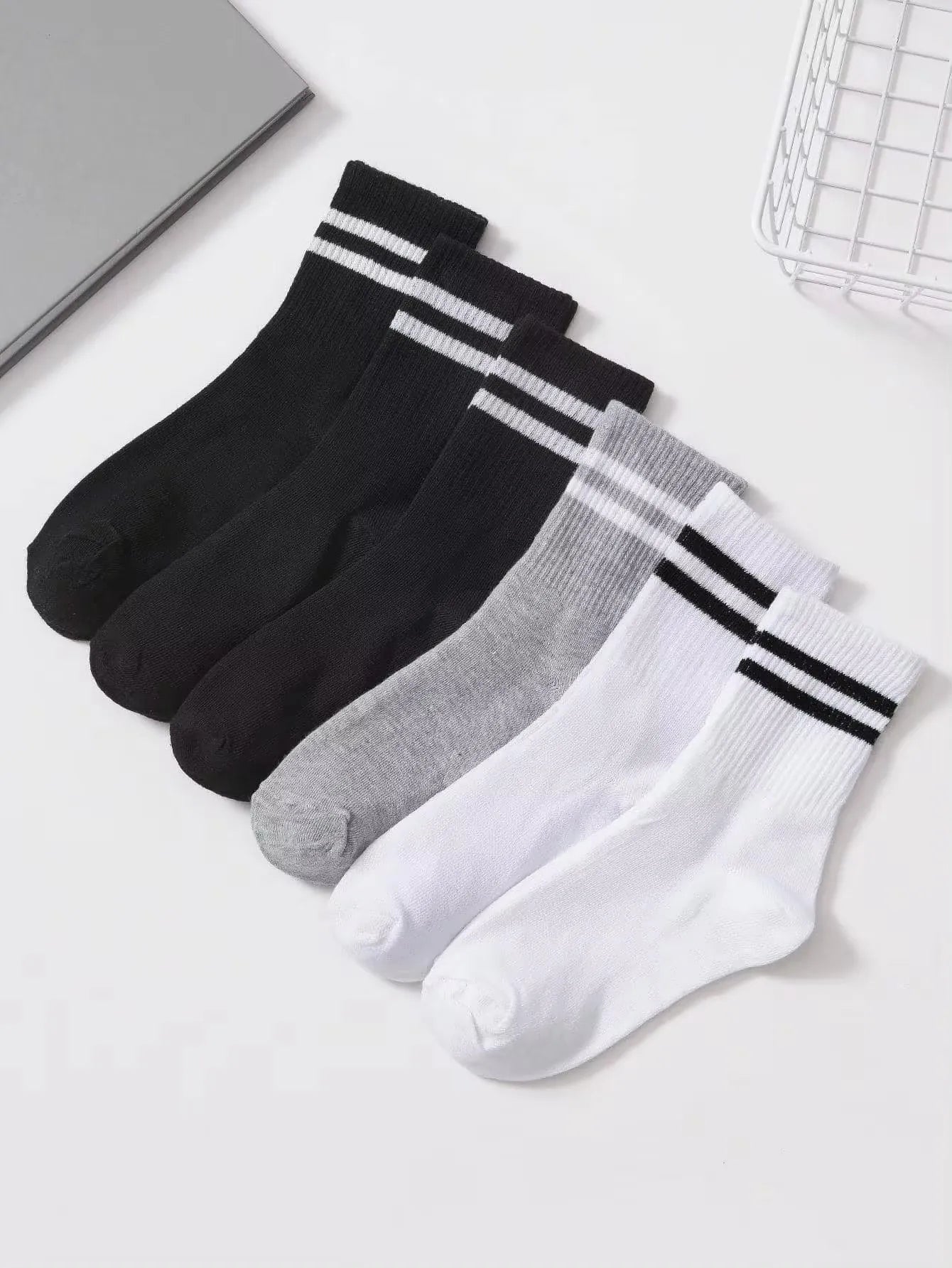 Lot de 6 paires de chaussettes hautes mi-mollet pour femme, noir et blanc pur, avec rayures parallèles, populaires et absorbantes.
