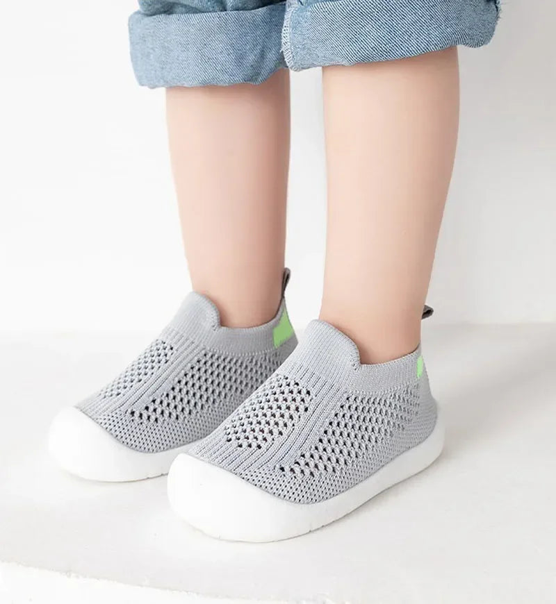 Chaussures bébé printemps populaires, maille tricotée respirante pour filles et garçons de 0 à 3 ans, baskets décontractées d'été à enfiler, antidérapantes pour tout-petits, premières chaussures de marche