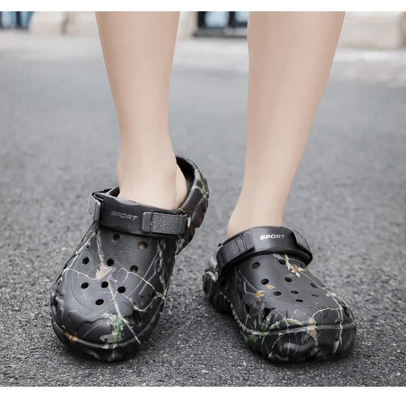 New Summer Men's Sandals New Home Garden Shoes Comfortable and Lightweight Men Slippers Non-Slip Soft Bottom Flip Flop Sandals