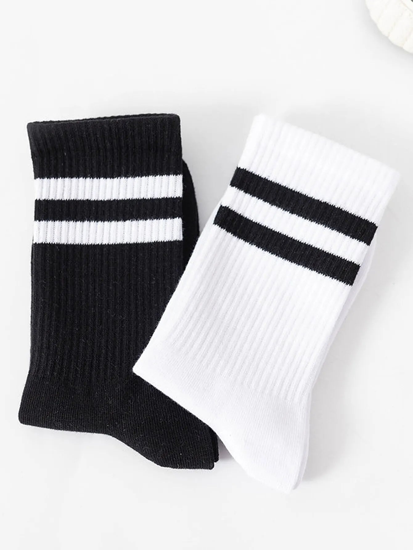Lot de 6 paires de chaussettes hautes mi-mollet pour femme, noir et blanc pur, avec rayures parallèles, populaires et absorbantes.
