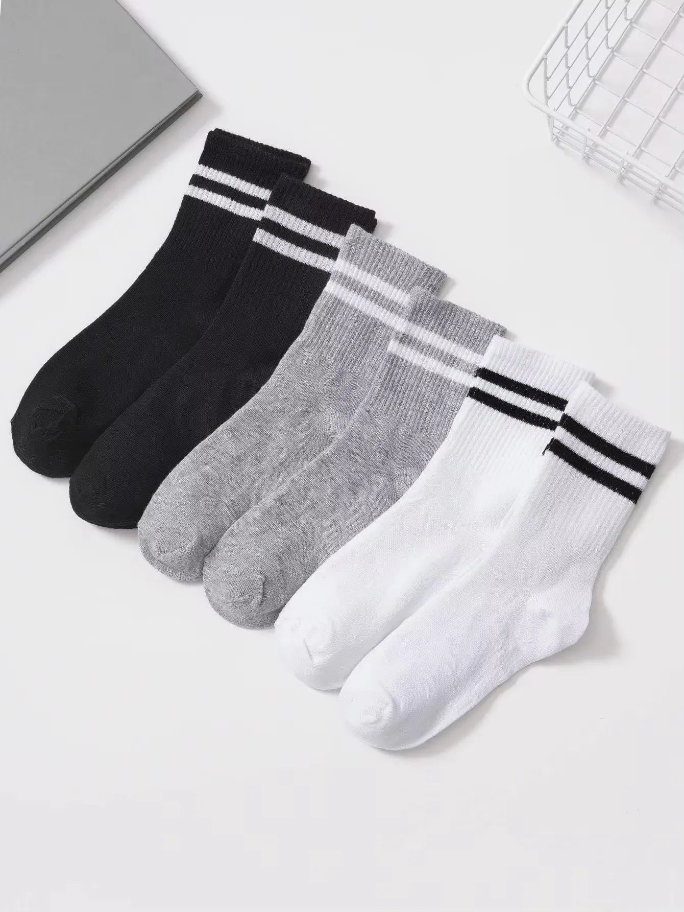 Lot de 6 paires de chaussettes hautes mi-mollet pour femme, noir et blanc pur, avec rayures parallèles, populaires et absorbantes.