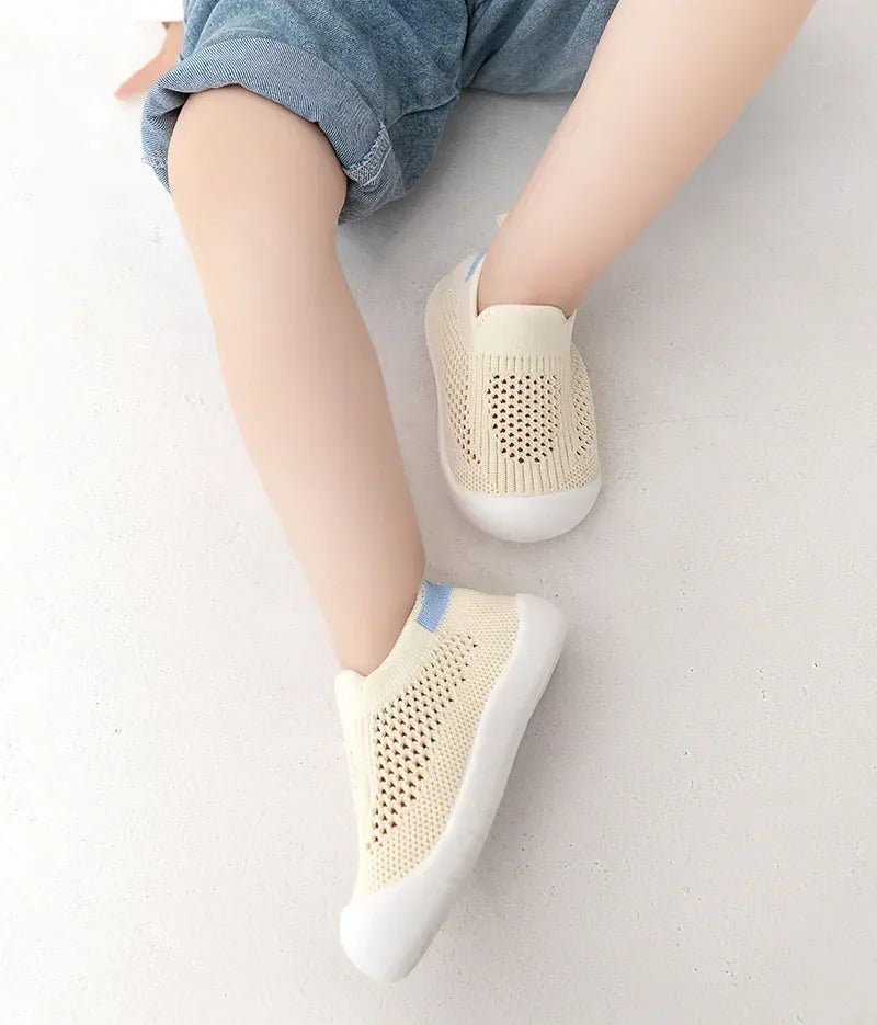 Chaussures bébé printemps populaires, maille tricotée respirante pour filles et garçons de 0 à 3 ans, baskets décontractées d'été à enfiler, antidérapantes pour tout-petits, premières chaussures de marche