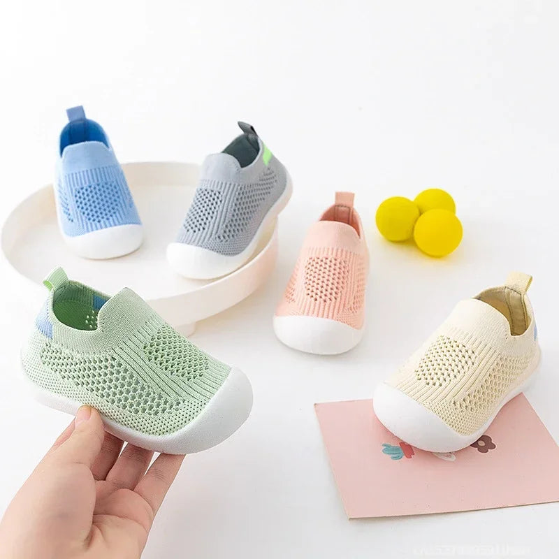 Chaussures bébé printemps populaires, maille tricotée respirante pour filles et garçons de 0 à 3 ans, baskets décontractées d'été à enfiler, antidérapantes pour tout-petits, premières chaussures de marche