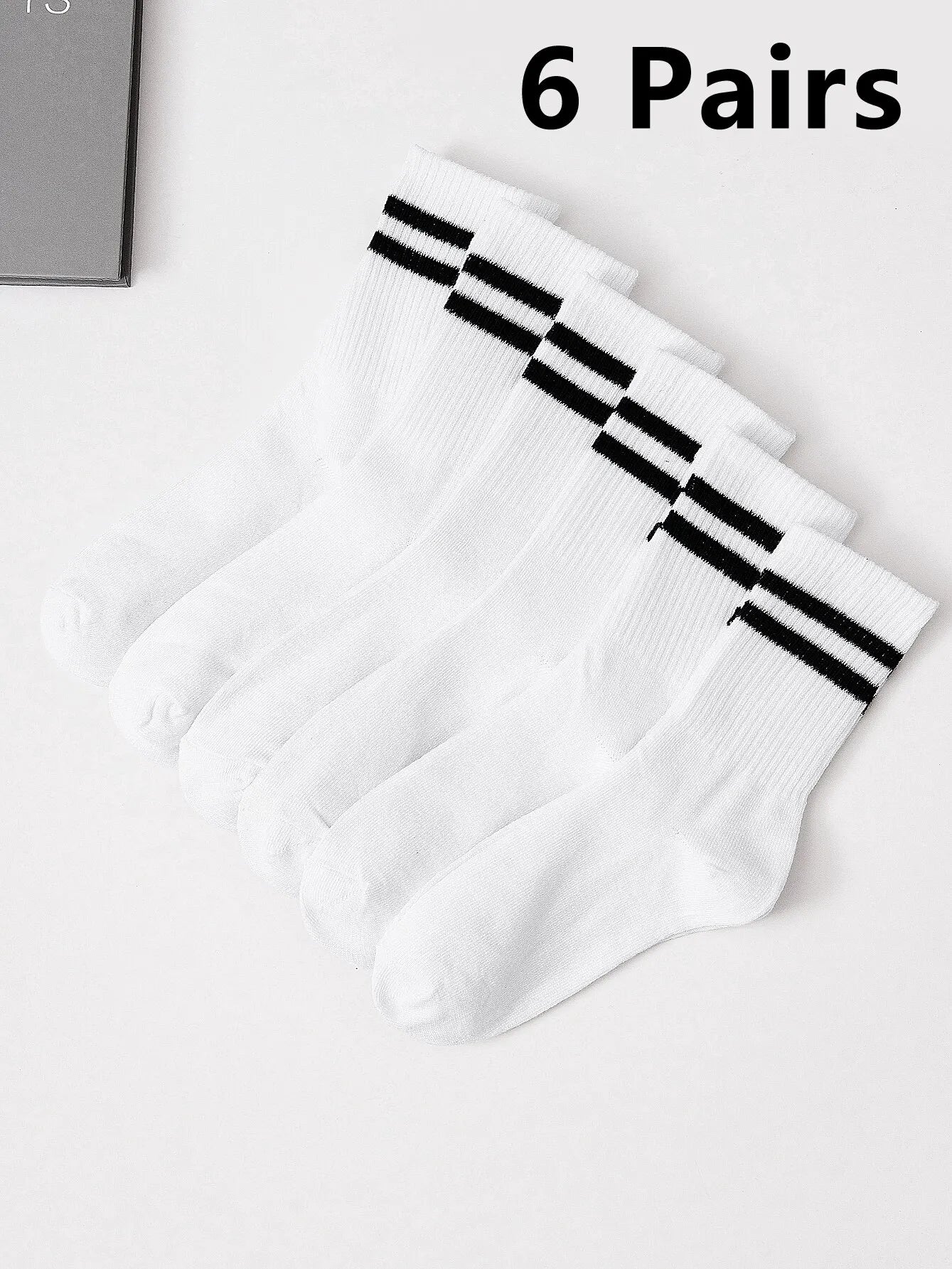 Lot de 6 paires de chaussettes hautes mi-mollet pour femme, noir et blanc pur, avec rayures parallèles, populaires et absorbantes.