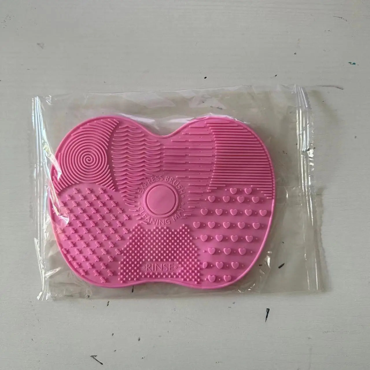 Apple Shaped Silicone  Makeup Brush Cleaning Pad-Efficient & Portable & Reusable Makeup Brush Cleaning Mat With Suction Cup