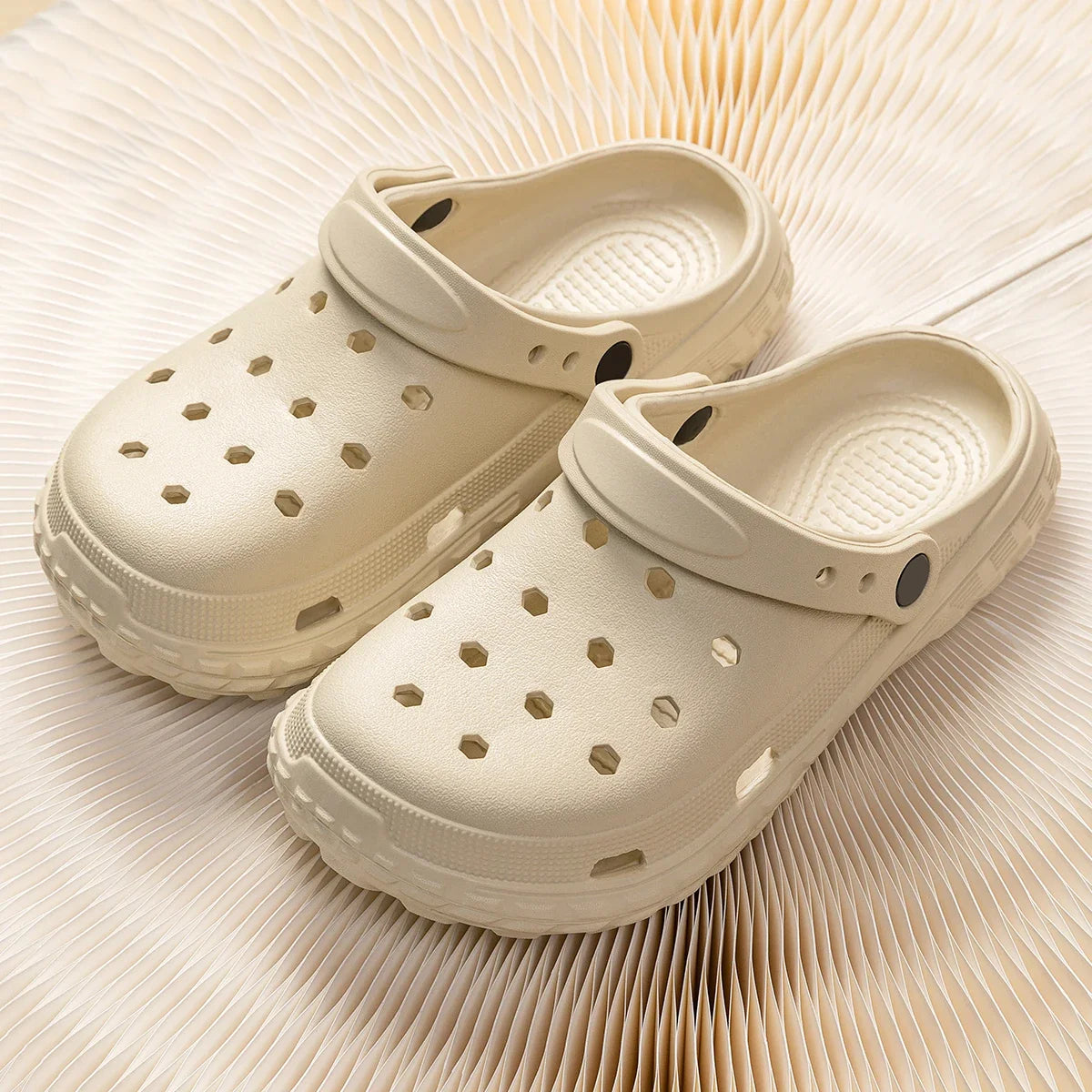 2026 Damen- und Herren-Clogs Sommer rutschfeste Outdoor-Sandalen Geschlossene Zehen Scheißgefühl Strandschuhe Dicke Sohle Weiche Sohle