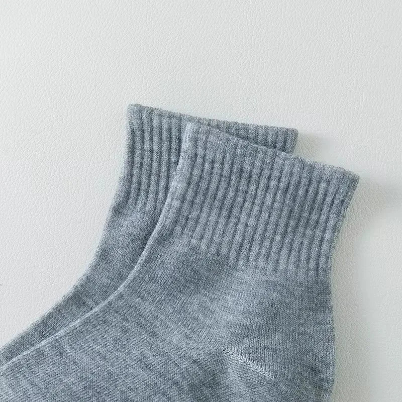 10 Pairs Men‘s Solid Color Mid-Calf Socks Breathable Comfort Sports Casual Work Socks White Black All Seasons EU 37-44 US 6-12