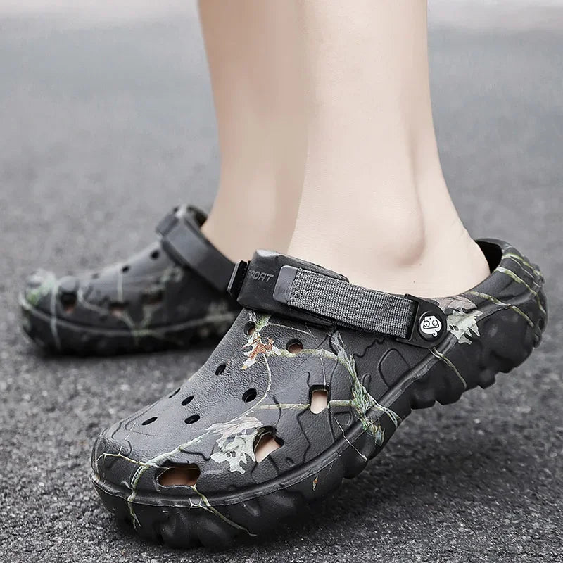 New Summer Men's Sandals New Home Garden Shoes Comfortable and Lightweight Men Slippers Non-Slip Soft Bottom Flip Flop Sandals