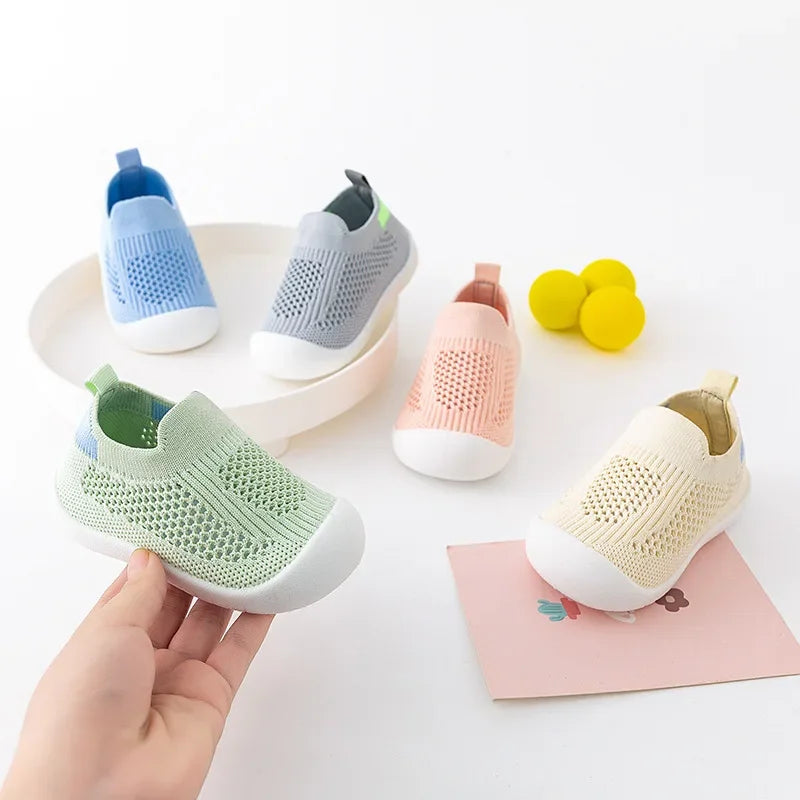 Chaussures bébé printemps populaires, maille tricotée respirante pour filles et garçons de 0 à 3 ans, baskets décontractées d'été à enfiler, antidérapantes pour tout-petits, premières chaussures de marche