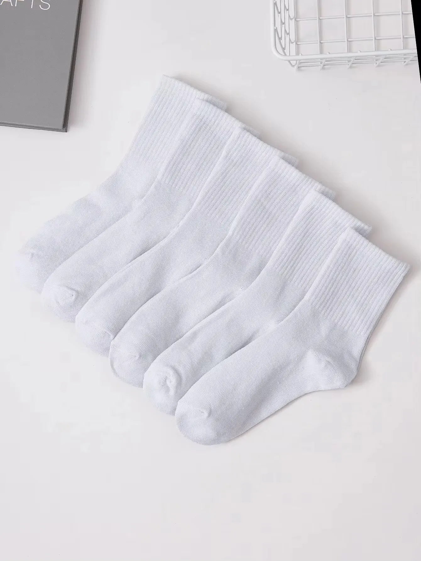Lot de 6 paires de chaussettes hautes mi-mollet pour femme, noir et blanc pur, avec rayures parallèles, populaires et absorbantes.
