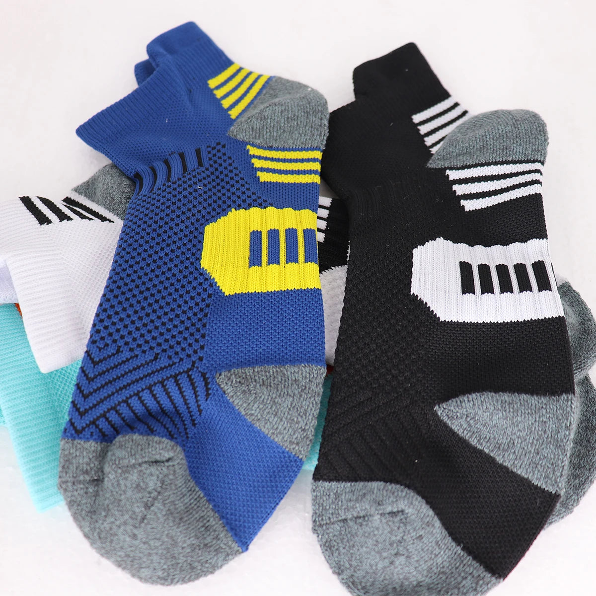 3/9 paires de chaussettes de sport antidérapantes pour hommes et femmes, chaussettes de basketball professionnelles épaissies avec fond en serviette pour la course à pied et l'entraînement de fitness