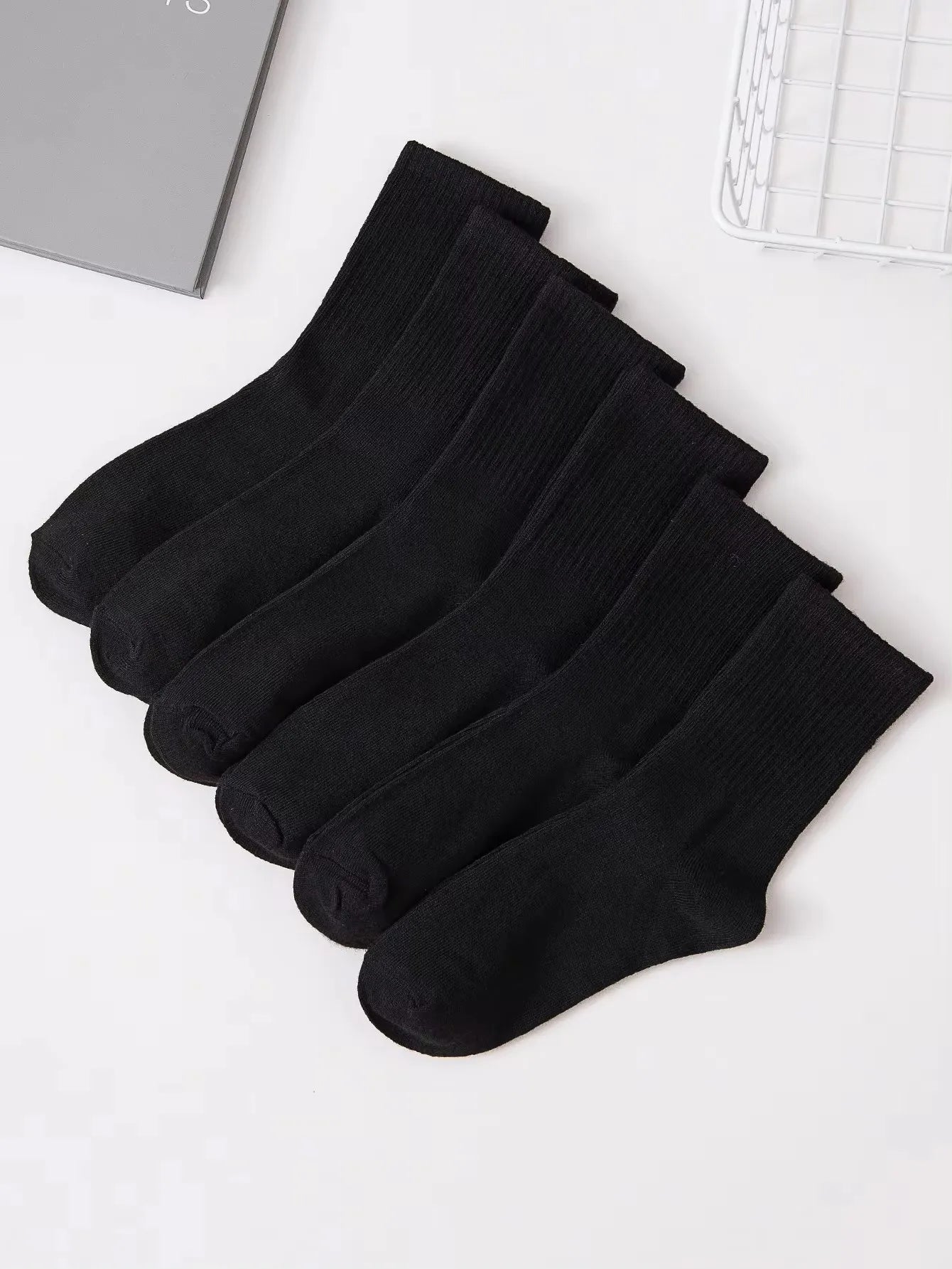 Lot de 6 paires de chaussettes hautes mi-mollet pour femme, noir et blanc pur, avec rayures parallèles, populaires et absorbantes.