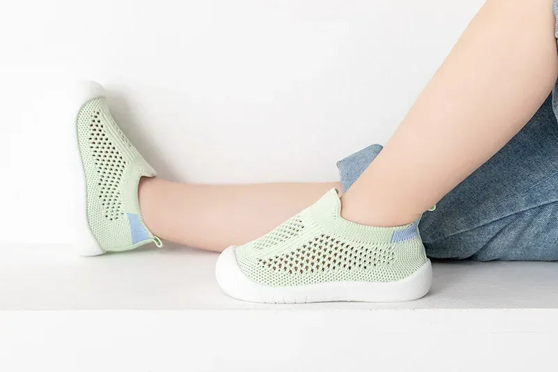 Chaussures bébé printemps populaires, maille tricotée respirante pour filles et garçons de 0 à 3 ans, baskets décontractées d'été à enfiler, antidérapantes pour tout-petits, premières chaussures de marche