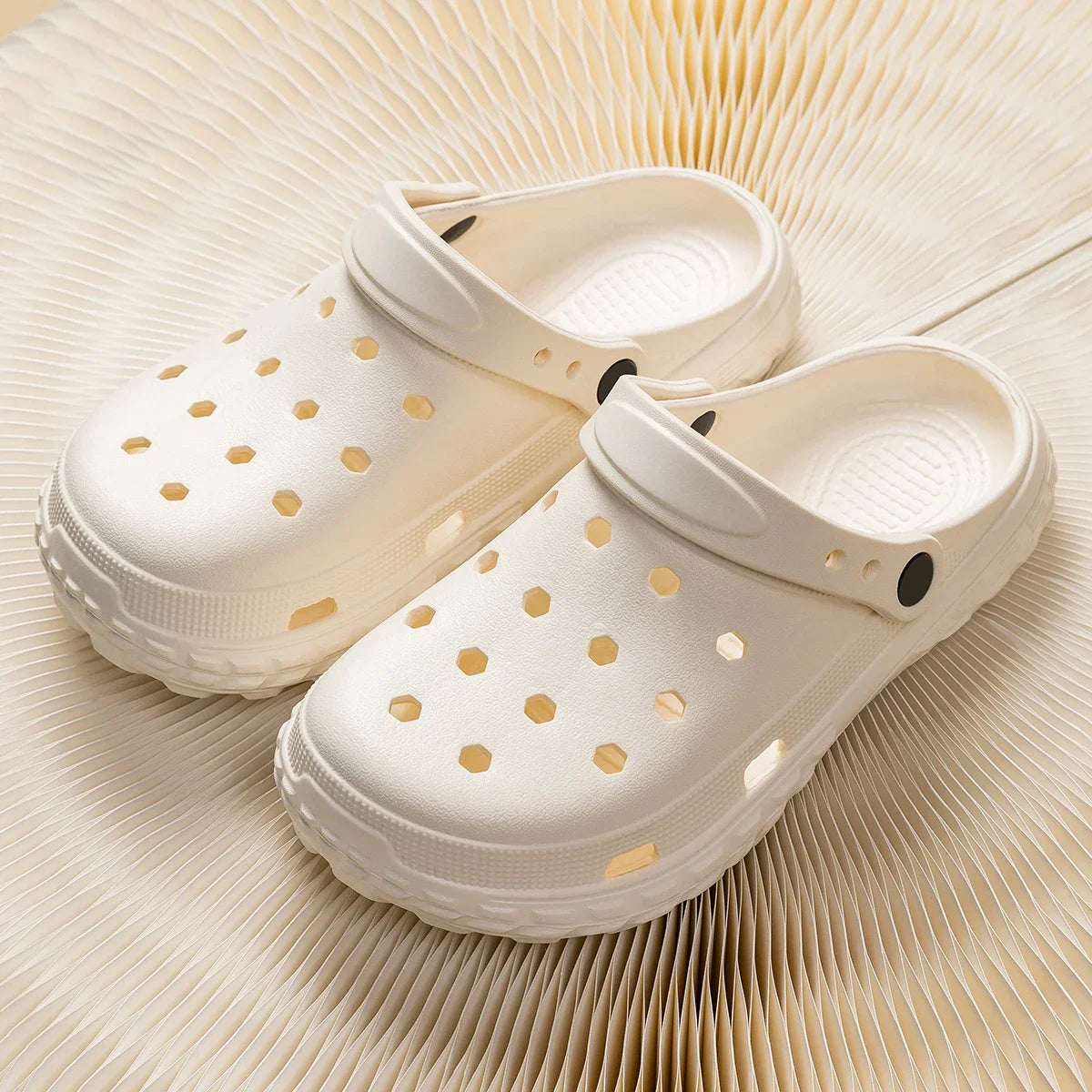 2026 Damen- und Herren-Clogs Sommer rutschfeste Outdoor-Sandalen Geschlossene Zehen Scheißgefühl Strandschuhe Dicke Sohle Weiche Sohle