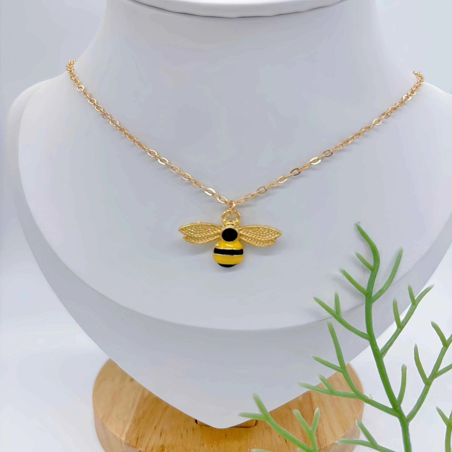 The 2025 summer classic sweet wine red cherry pendant necklace is a fashionable and individual fruit golden chain necklace for w