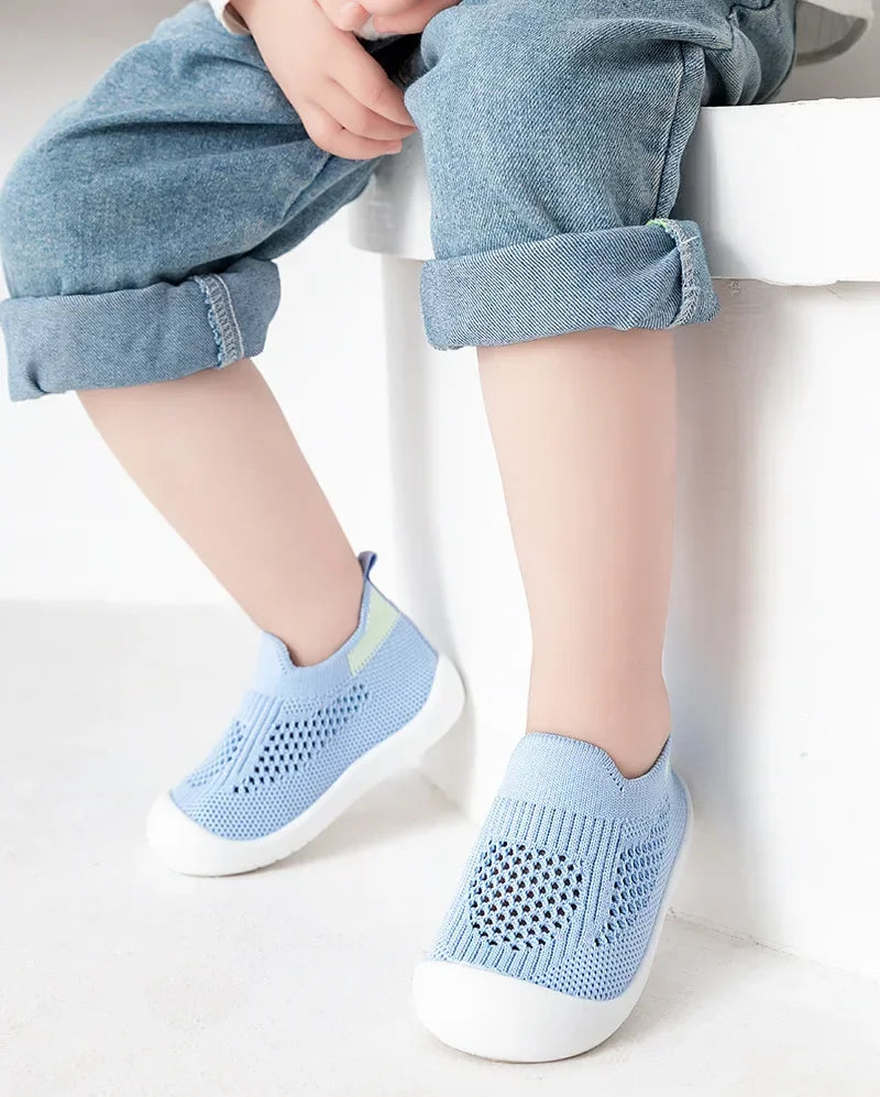 Chaussures bébé printemps populaires, maille tricotée respirante pour filles et garçons de 0 à 3 ans, baskets décontractées d'été à enfiler, antidérapantes pour tout-petits, premières chaussures de marche