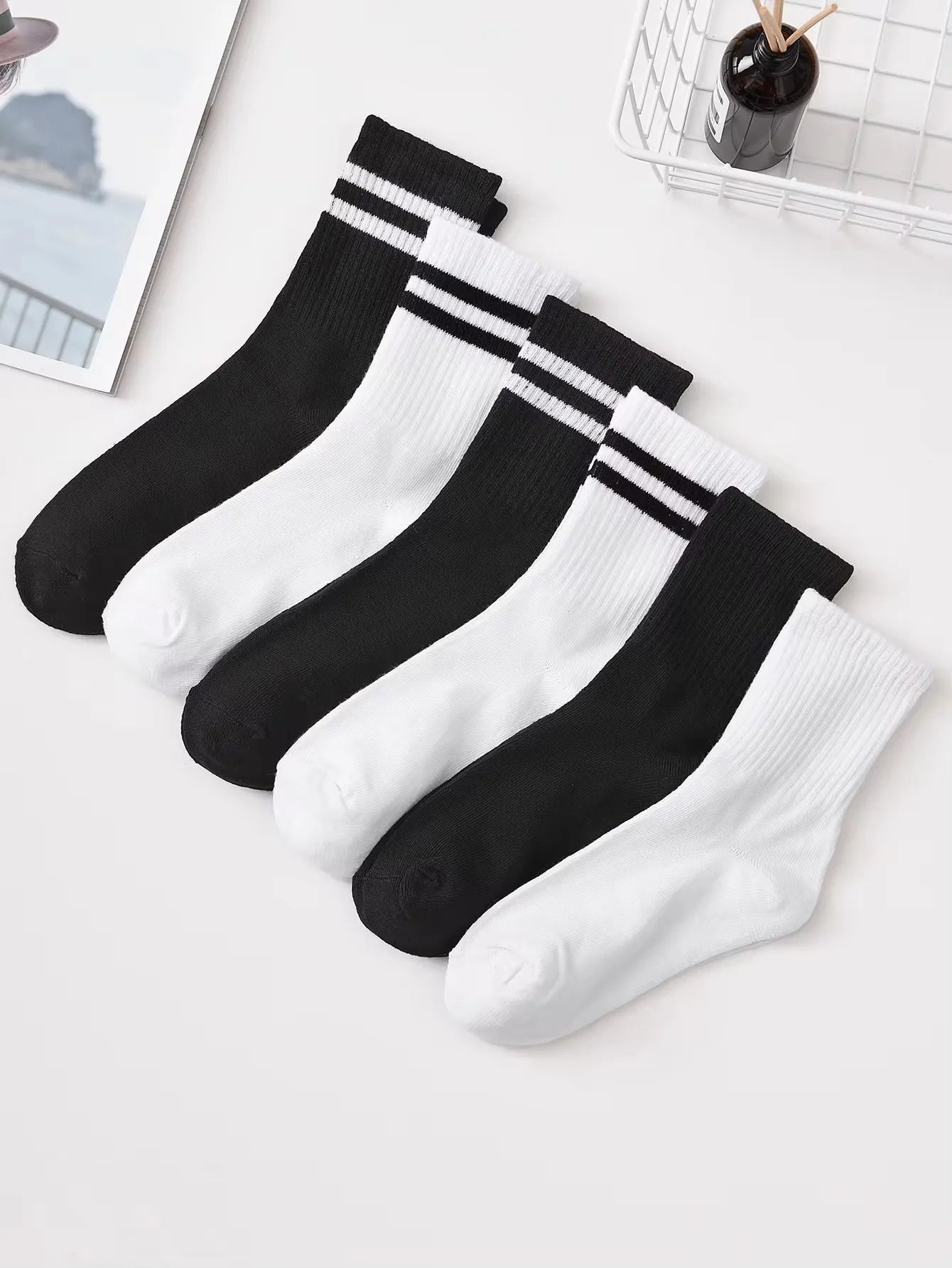 Lot de 6 paires de chaussettes hautes mi-mollet pour femme, noir et blanc pur, avec rayures parallèles, populaires et absorbantes.