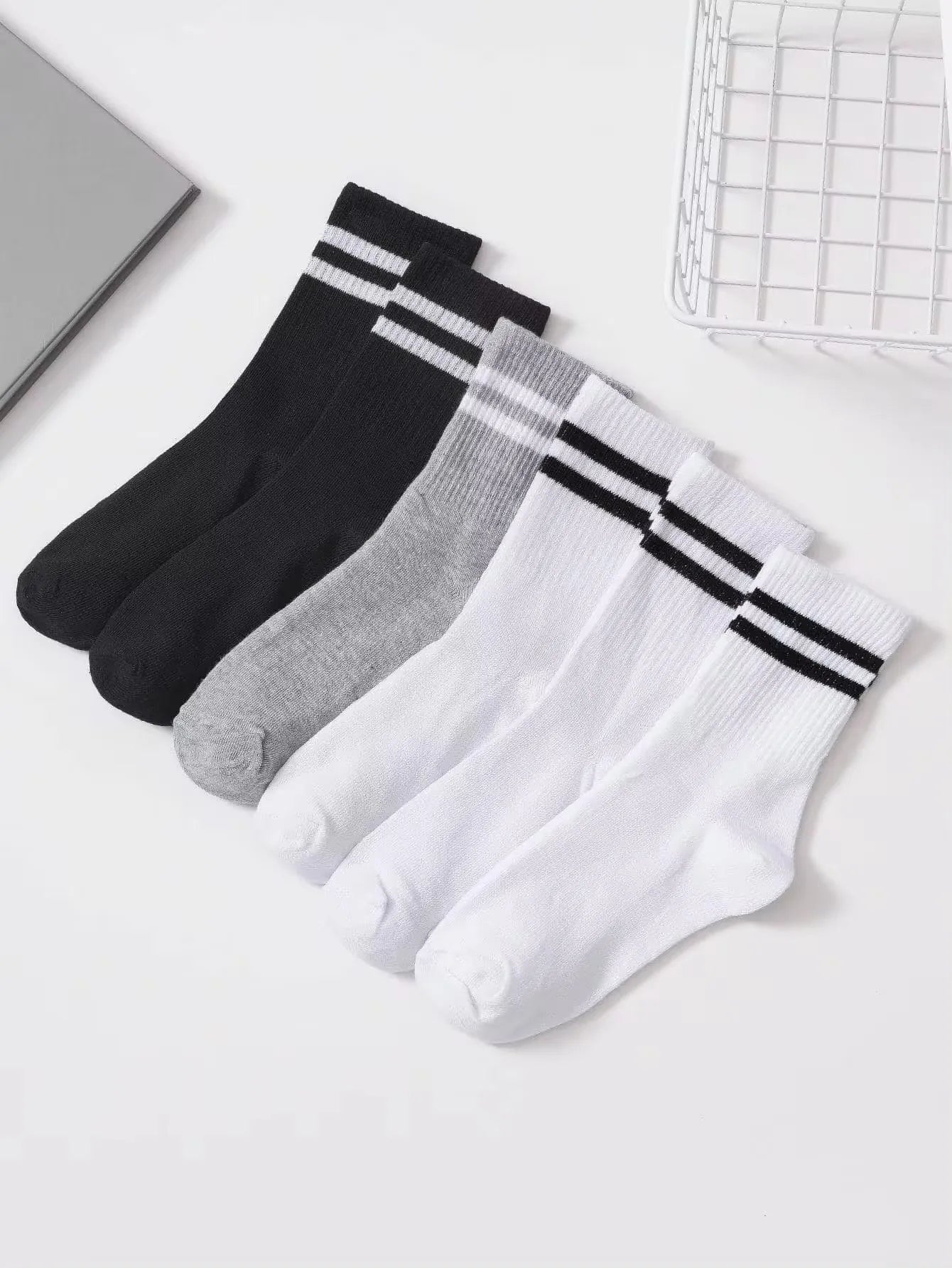 Lot de 6 paires de chaussettes hautes mi-mollet pour femme, noir et blanc pur, avec rayures parallèles, populaires et absorbantes.