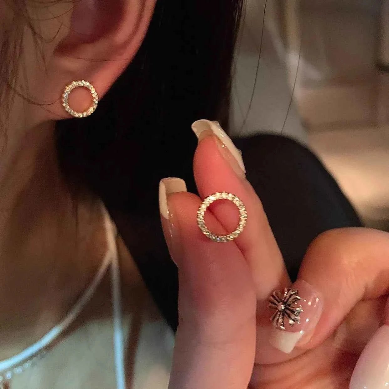 New simple round earrings with super flashy elegant and light luxury design, classic and versatile. - Shoppiline